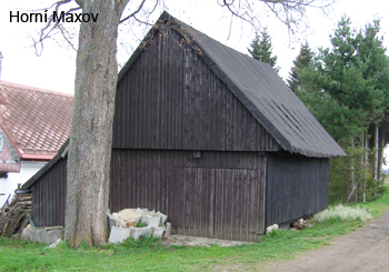  Svisle obedněná stodola použitelná jako vzor i pro novostavby, konstrukce pod bedněním může pak být libovolná. 