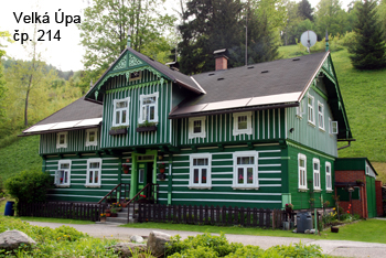 Chalupa s obytným polopatrem a předním sedlovým vikýřem.