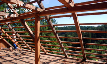 Detail dvojité stolice podpírající hambalky a krokve.