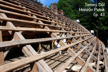 Tesané latě připravené pro položení šindelové krytiny.