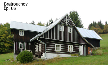 Zápraží s bidlovým zábradlím a lavičkou patří k tradičnímu horskému domu.