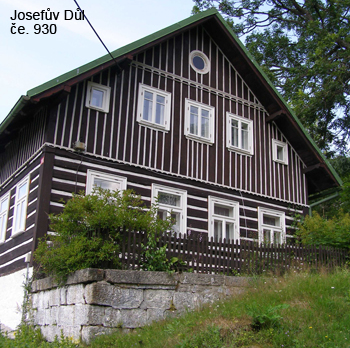 Předzahrádky v Jizerských horách mívají kamenné pozdezdívky.