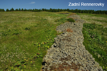 Hrobky ze sbíraného kamení vymezovaly hranice pozemků.