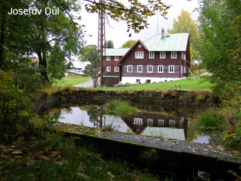 Nádrže brusíren odkazují na sklářskou minulost Jizerských hor.