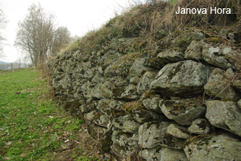 Potřebujeme-li vyrovnat terén, nejlepším řešením je terasní zídka z nasucho skládaného kamení místního původu. 
