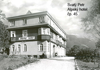 I slohová architektura první republiky přebírala typické prvky, zde imitace roubení a svislé bednění.