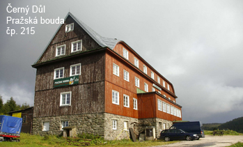 Prkenný obklad budovy vhodně dělený po patrech. 