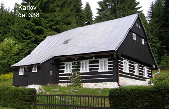 Kryté bedněné zádveří pod spuštěnou střechou je prvek běžný jak v Jizerských horách, tak v Krkonoších.