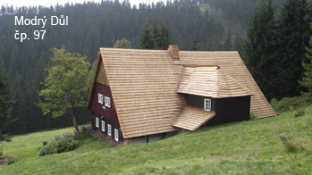 Půvab i autenticita dřevěné šindelové krytiny jsou nepřekonatelné.